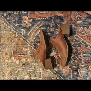 Universal thread studded mules